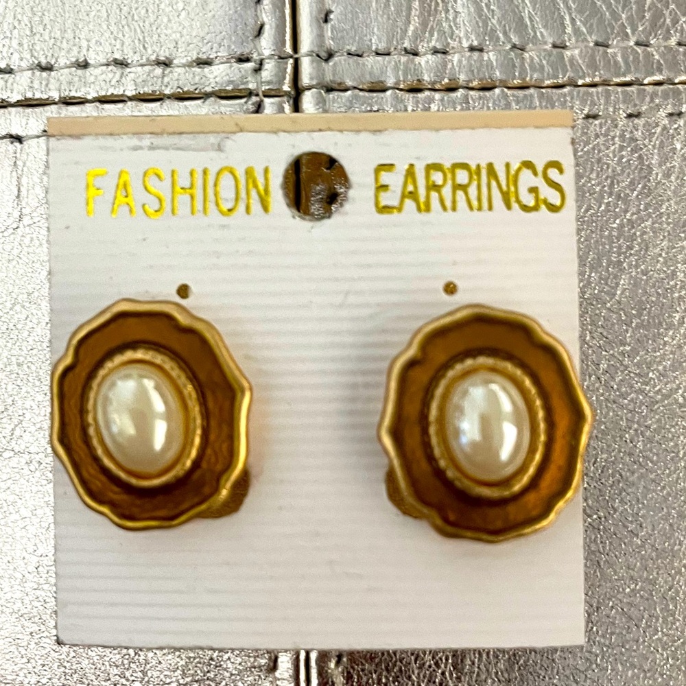 Clip on earrings pearls gold and brownie colors
